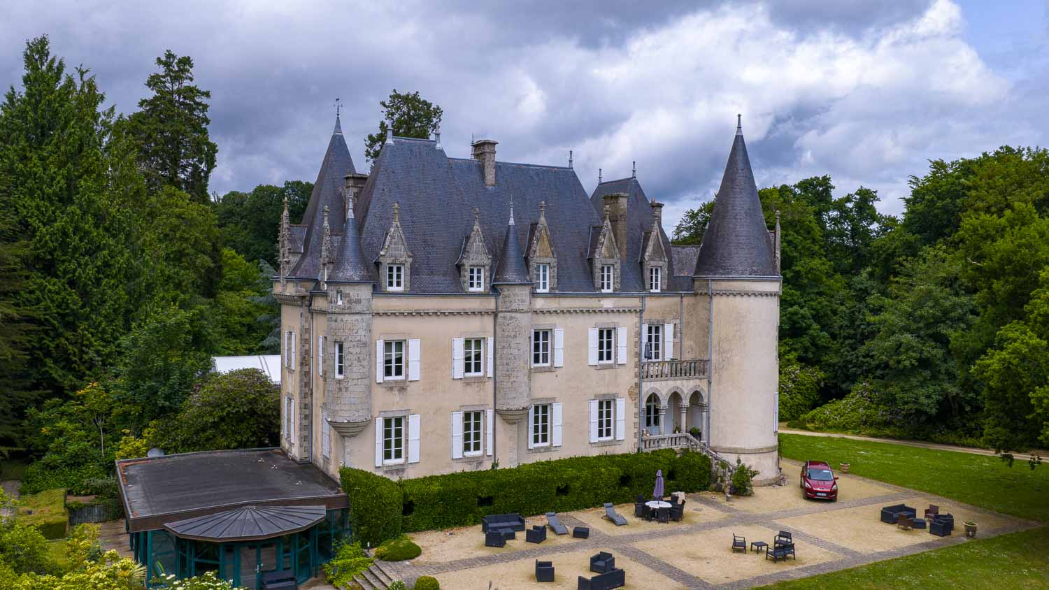 Loggia à trois arcades du château, œuvre des maçons italiens